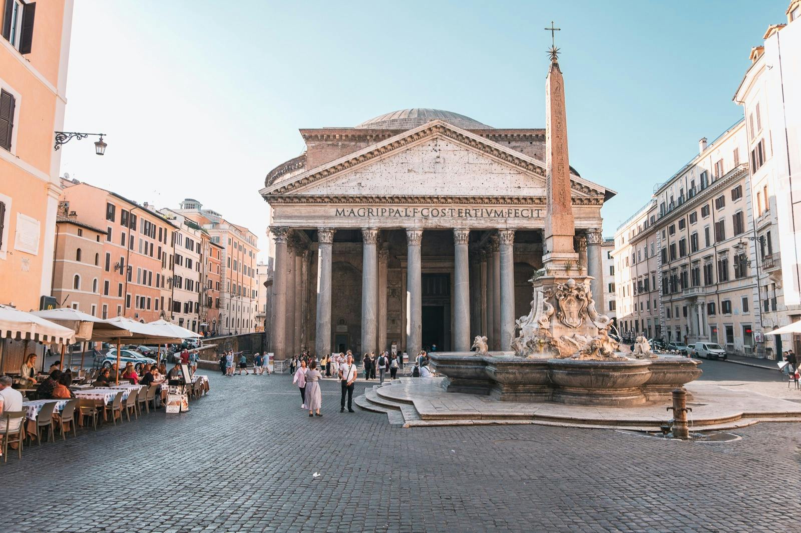 Frontal udsigt over Pantheon med sin fontæne