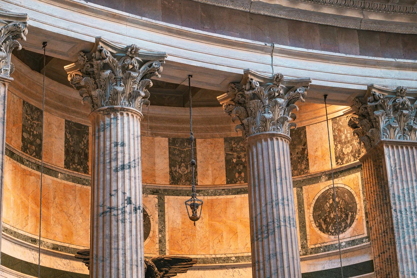 Korintiske søjler og marmor i Pantheon