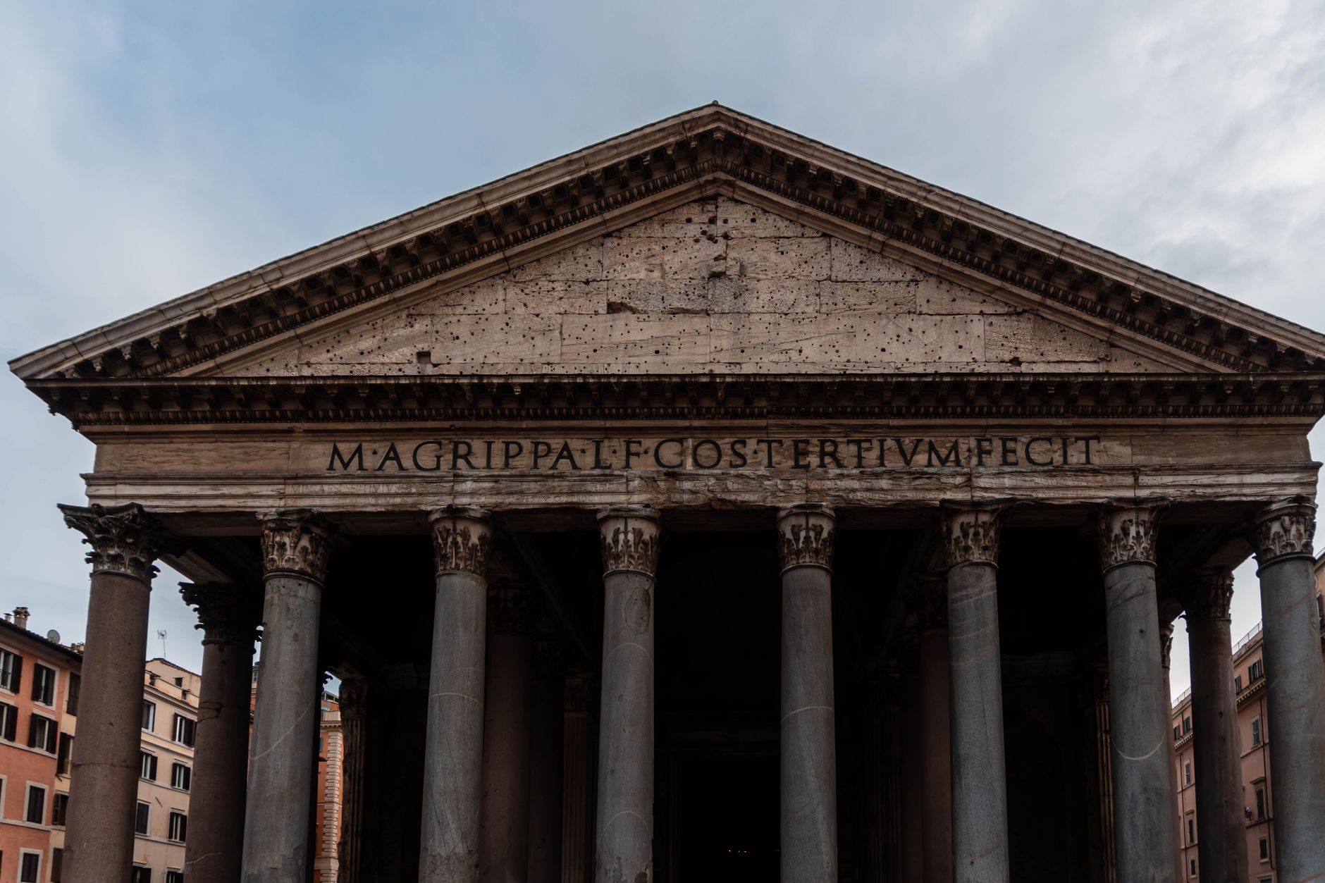 Pantheon set forfra med inskription