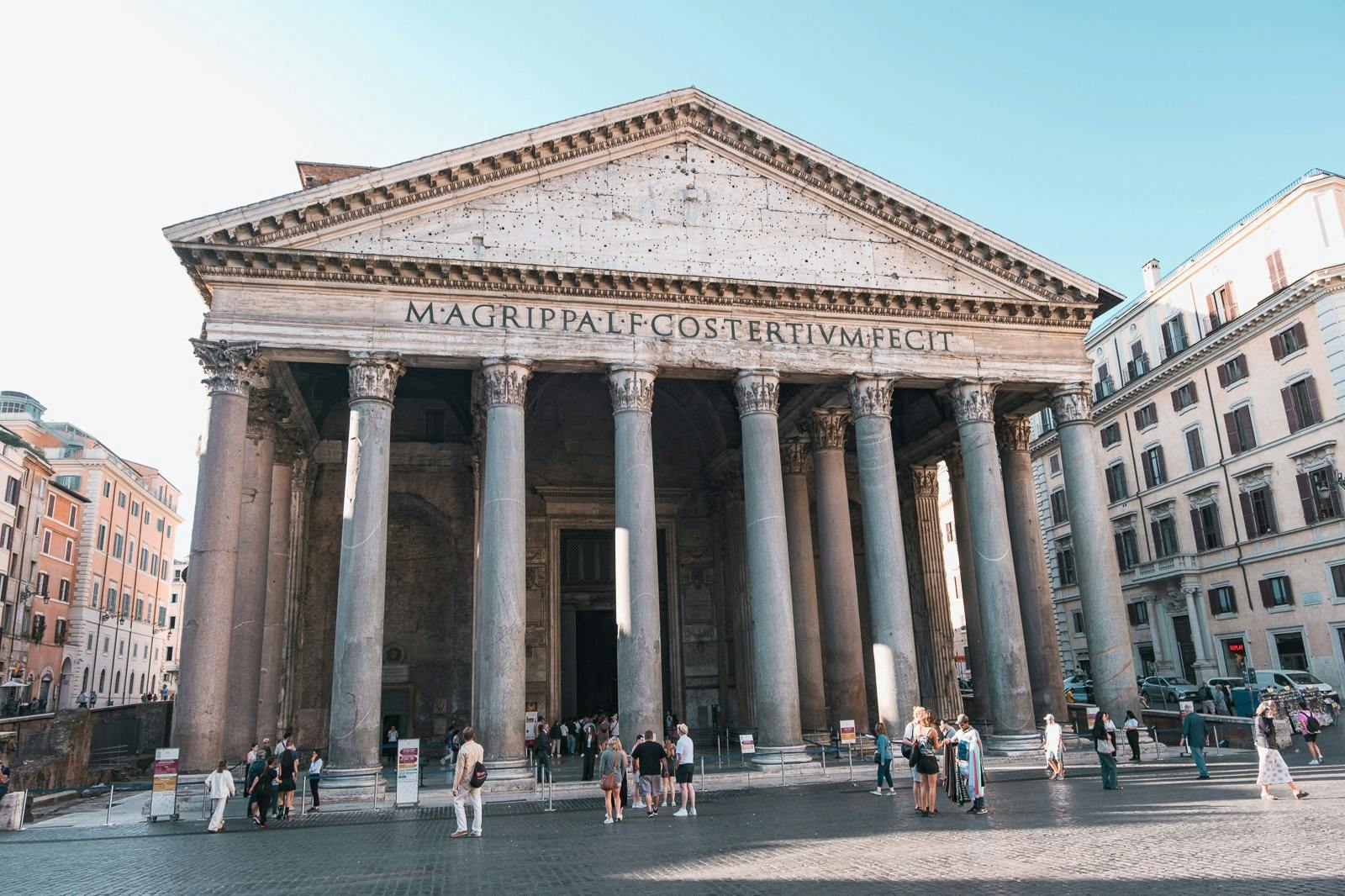 Le Pantheon vu de face avec ses colonnes