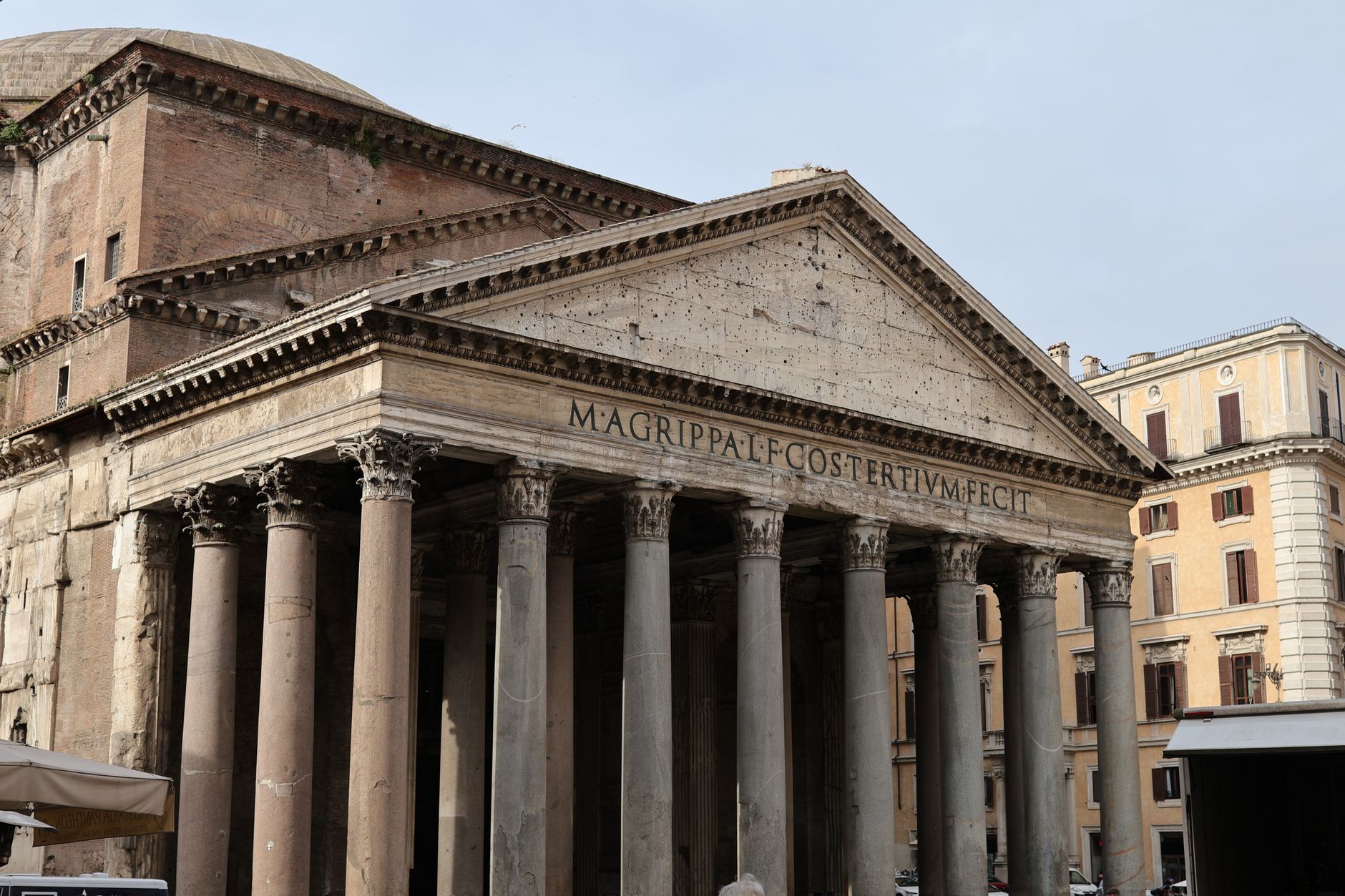 Façade du Pantheon sous un ciel clair