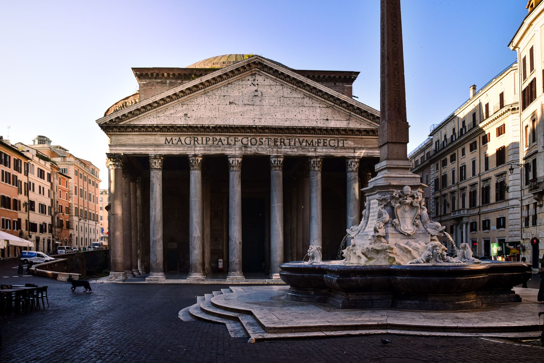 Le Pantheon et son obélisque sous un ciel bleu