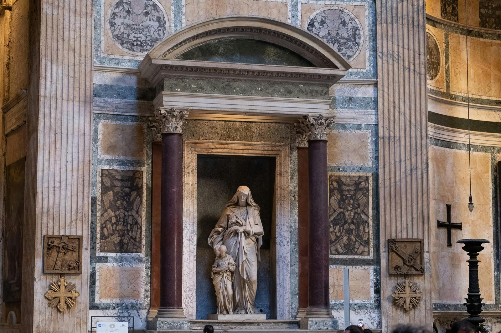 Statue de la Vierge dans le Pantheon