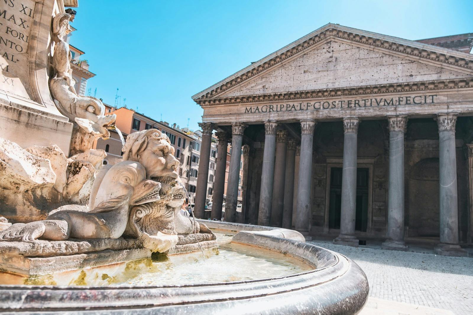 Vista bassa del Pantheon e della fontana