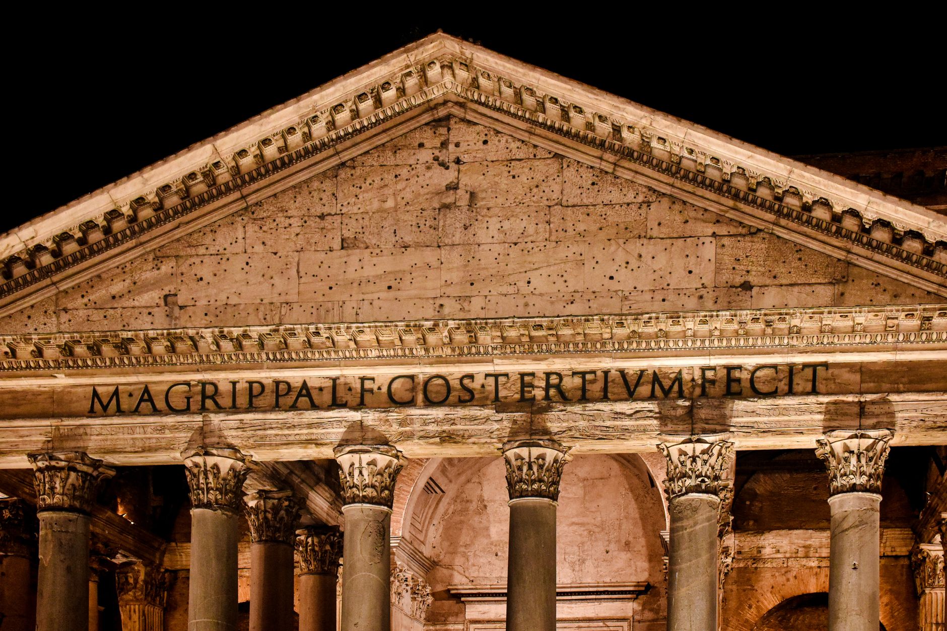 Dettaglio notturno della facciata e dell'iscrizione del Pantheon