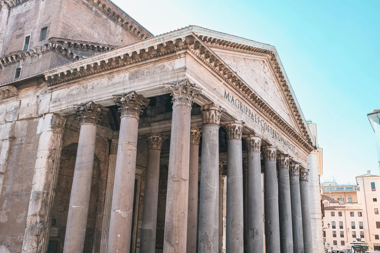Fachada do Pantheon vista de baixo para cima